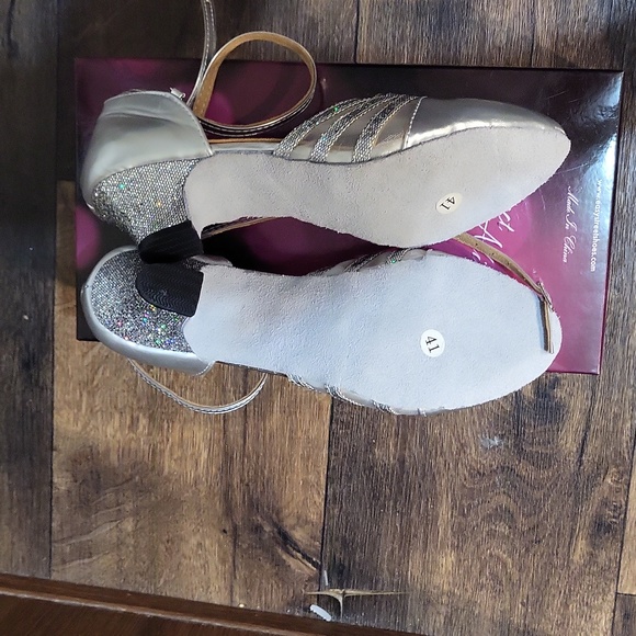 Women's Low Heel Sandal - Picture 3 of 3